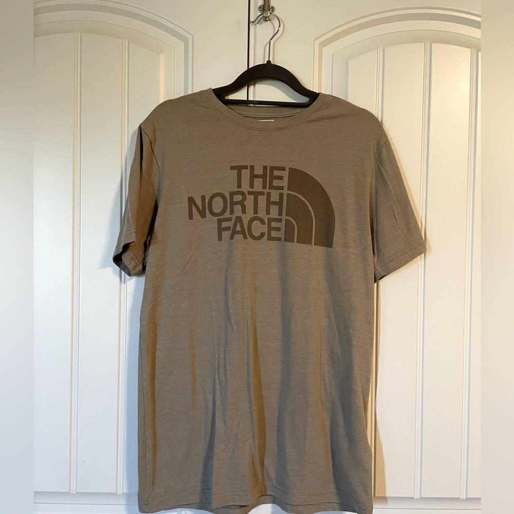 North Face Logo Neutral Adult Size Medium Shirt